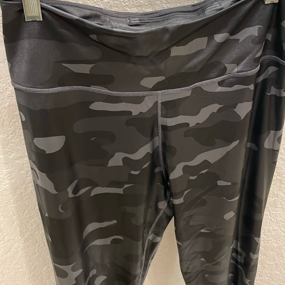 Nike Women's Dri-Fit One Mid Rise Camo Leggings, Size Large - Picture 2 of 12